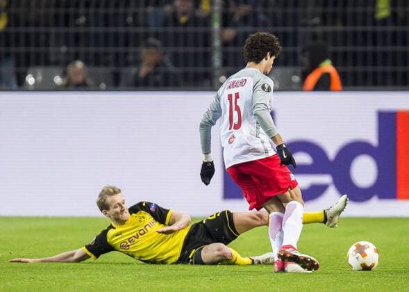 Fußball: UEFA Europa League, EL, Saison 2017 2018, Achtelfinale, Borussia Dortmund - RB Salzburg in Dortmund (Nordrhein-Westfalen). Salzburgs Andre Ramalho (r.) und Dortmunds Andre Schürrle Schuerrle kämpfen um den Ball. Copyright: xKirchner DavidxInderliedx