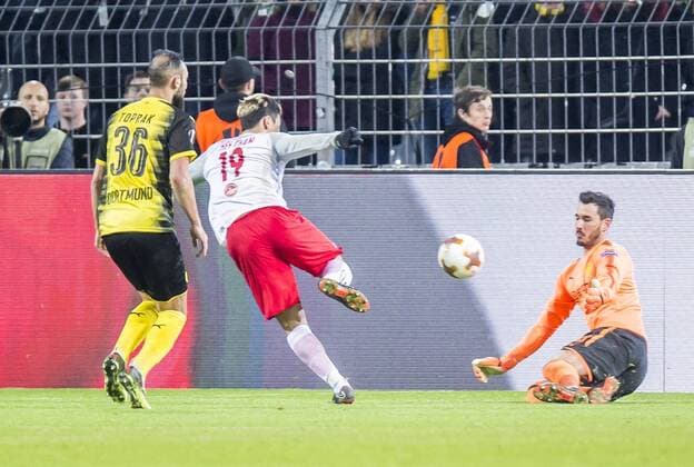 Fußball: UEFA Europa League, EL, Saison 2017 2018, Achtelfinale, Borussia Dortmund - RB Salzburg in Dortmund (Nordrhein-Westfalen). Salzburgs Hee-chan Hwang scheitert an Dortmunds Torhueter Roman Bürki Buerki. Copyright: xKirchner DavidxInderliedx