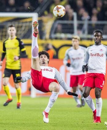Fußball: UEFA Europa League, EL, Saison 2017 2018, Achtelfinale, Borussia Dortmund - RB Salzburg in Dortmund (Nordrhein-Westfalen). Salzburgs Andre Ramalho klärt mit einem Fallrückzieher. Copyright: xKirchner DavidxInderliedx