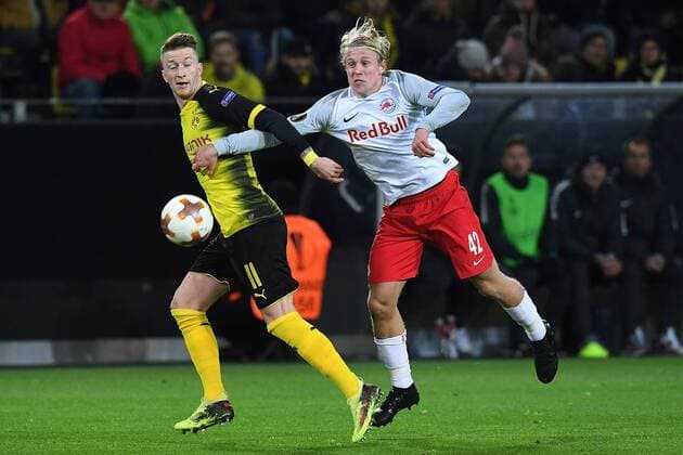 Fußball Europa League Achtelfinale Borussia Dortmund - FC Salzburg am 08.03.2018 im Signal Iduna Park in Dortmund Marco Reus ( Dortmund ), links - Xaver Schlager ( Salzburg ), rechts