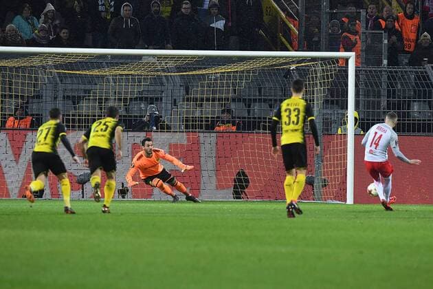 Fußball Europa League Achtelfinale Borussia Dortmund - FC Salzburg am 08.03.2018 im Signal Iduna Park in Dortmund Valon Berisha ( Salzburg ) schießt einen Elfmeter zum 0:1