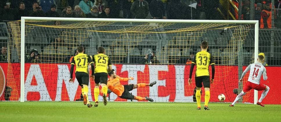 08.03.2018, Fussball UEFA Europa League 2017 2018, Achtelfinale, Borussia Dortmund - RB Salzburg, im Signal-Iduna-Park Dortmund. Tor zum 0:1 per Foulelfmeter