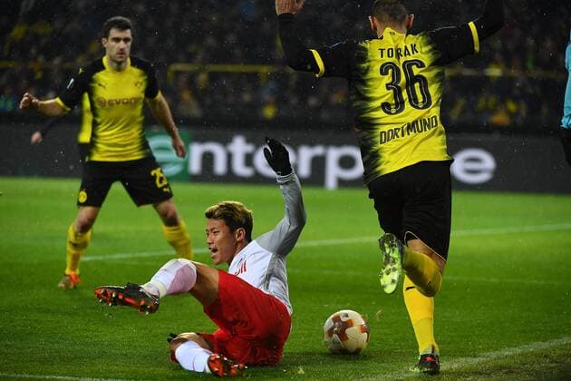 08.03.2018, xjhx, Fussball Europa League, Borussia Dortmund - RB Salzburg, emspor, v.l. Hee-Chan Minamino (FC Red Bull Salzburg) , Oemer Toprak (Borussia Dortmund) Dortmund