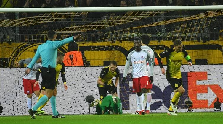 08.03.2018, xjhx, Fussball Europa League, Borussia Dortmund - RB Salzburg, emspor, v.l. Andre Schuerrle (Borussia Dortmund), Cican Stankovic (FC Red Bull Salzburg) Goal scored, Tor zum 1:2 Dortmund