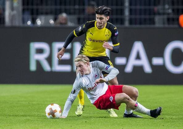 Fußball: UEFA Europa League, EL, Saison 2017 2018, Achtelfinale, Borussia Dortmund - RB Salzburg in Dortmund (Nordrhein-Westfalen). Salzburgs Xaver Schlager (l.) und Dortmunds Mahmoud Dahoud kämpfen um den Ball. Copyright: xKirchner DavidxInderliedx