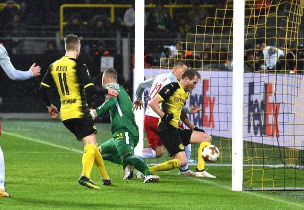 Themen der Woche - SPORT Bilder des Tages - SPORT 08.03.2018, Fussball, Europa League, Saison 2017 2018, Achtelfinale, Borussia Dortmund - RB Salzburg, Andre Schuerrle, Andre Schürrle (Borussia Dortmund), re, erzielt das Tor zum 1:2
