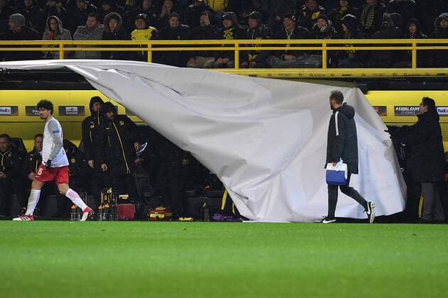 Fußball Europa League Achtelfinale Borussia Dortmund - FC Salzburg am 08.03.2018 im Signal Iduna Park in Dortmund Werbebanner der UEFA Europa League wird entfernt