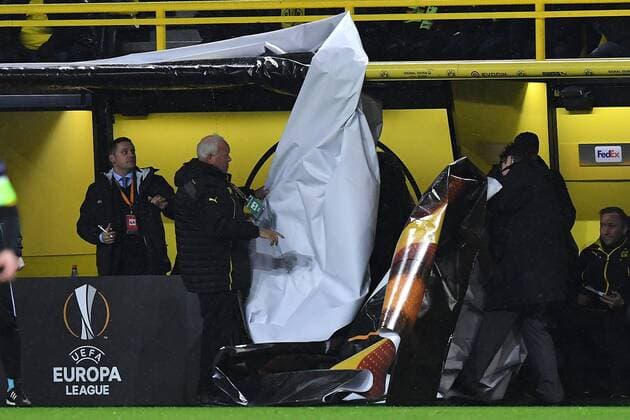 Fußball Europa League Achtelfinale Borussia Dortmund - FC Salzburg am 08.03.2018 im Signal Iduna Park in Dortmund Werbebanner der UEFA Europa League wird entfernt