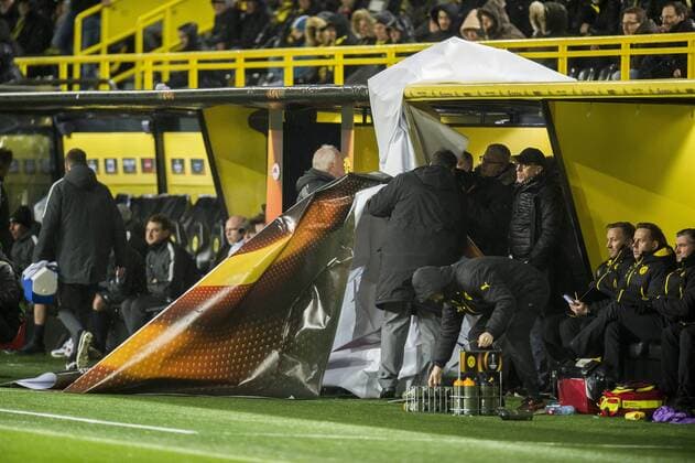 Fußball: UEFA Europa League, EL, Saison 2017 2018, Achtelfinale, Borussia Dortmund - RB Salzburg in Dortmund (Nordrhein-Westfalen). Ordner beseitigen den Werbebanner, der vom Dach der Trainerbank geweht wurde. Copyright: xKirchner DavidxInderliedx