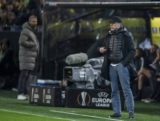 Fußball: UEFA Europa League, EL, Saison 2017 2018, Achtelfinale, Borussia Dortmund - RB Salzburg in Dortmund (Nordrhein-Westfalen). Dortmunds Trainer Peter Stöger Stoeger gibt seinen Spielern Anweisungen. Copyright: xKirchner DavidxInderliedx