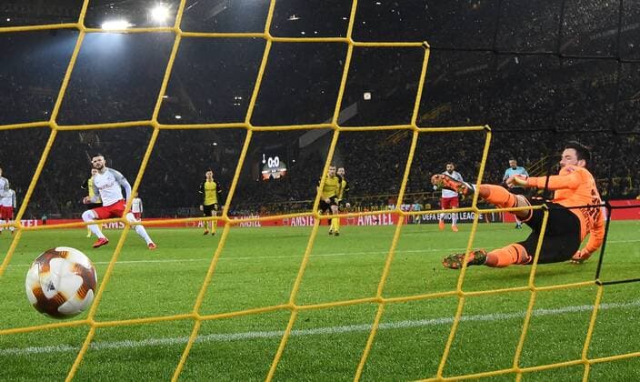 Themen der Woche - SPORT Bilder des Tages - SPORT u08.03.2018, xjhx, Fussball Europa League, Borussia Dortmund - RB Salzburg, emspor, v.l. Valon Berisha (FC Red Bull Salzburg) , Roman Buerki (Borussia Dortmund) Goal scored, Tor zum 0:1 Dortmund