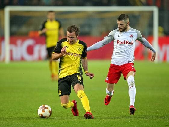 08.03.2018, Fussball UEFA Europa League 2017 2018, Achtelfinale, Borussia Dortmund - RB Salzburg, im Signal-Iduna-Park Dortmund. v.l. Mario Götze (Dortmund) gegen Valon Berisha (RB Salzburg)