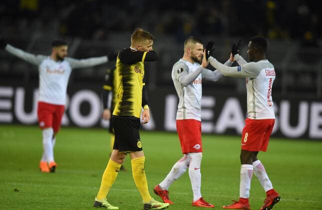 EL, 1 8-Finale, Borussia Dortmund - RB Salzburg 08.03.2018 Marco Reus enttäuscht nach dem Spiel, dahinter jubeln die Salzburger