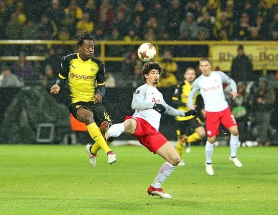 08.03.2018, Fussball UEFA Europa League 2017 2018, Achtelfinale, Borussia Dortmund - RB Salzburg, im Signal-Iduna-Park Dortmund. v.l. Michy Batshuayi (Dortmund) gegen Andre Ramalho (RB Salzburg)