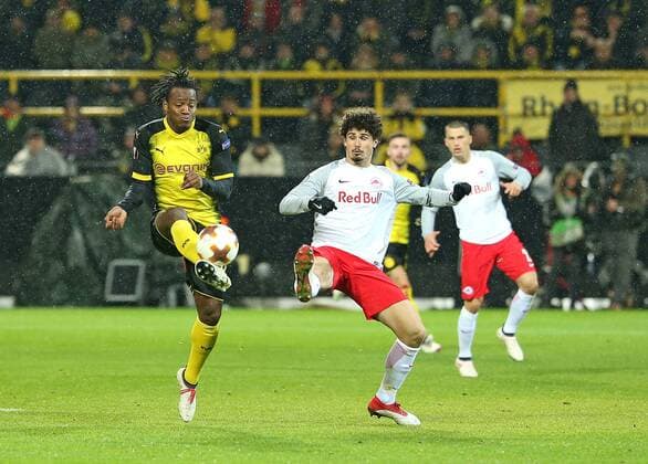 08.03.2018, Fussball UEFA Europa League 2017 2018, Achtelfinale, Borussia Dortmund - RB Salzburg, im Signal-Iduna-Park Dortmund. v.l. Michy Batshuayi (Dortmund) gegen Andre Ramalho (RB Salzburg)