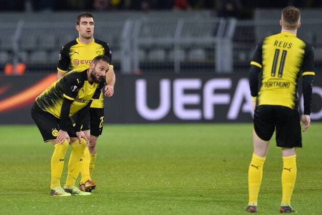 Fußball Europa League Achtelfinale Borussia Dortmund - FC Salzburg am 08.03.2018 im Signal Iduna Park in Dortmund Ömer Toprak ( Dortmund ), vorne - Sokratis Papastathopoulos ( Dortmund ), hinten - Marco Reus ( Dortmund ), rechts