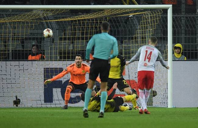 08.03.2018, Fussball, Europa League, Saison 2017 2018, Achtelfinale, Borussia Dortmund - RB Salzburg, Valon Berisha (RB Salzburg), re., erzielt gegen Torwart Roman Buerki, Roman Bürki (Borussia Dortmund) das Tor zum 0:2