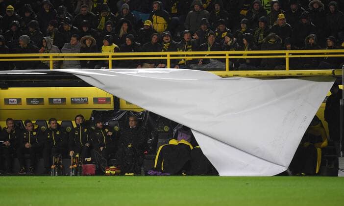 08.03.2018, Fussball, Europa League, Saison 2017 2018, Achtelfinale, Borussia Dortmund - RB Salzburg, Waehrend des Spiels riss die Europa League Folie vom Dach der Trainerbank ab