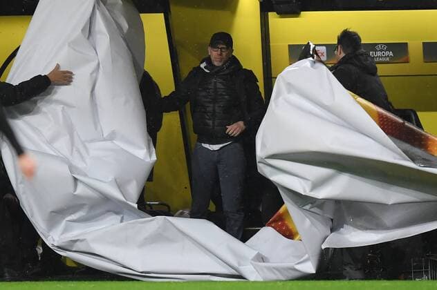 Bilder des Tages - SPORT 08.03.2018, Fussball, Europa League, Saison 2017 2018, Achtelfinale, Borussia Dortmund - RB Salzburg, 02 Waehrend des Spiels riss die Europa League Folie vom Dach der Trainerbank ab, Trainer Peter Stoeger, Peter Stöger (Borussia Dortmund), mitte.