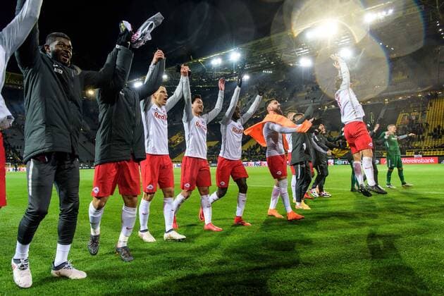 Salzburger Spieler bei der La Ola mit den Fans beim Europa League Achtelfinale zwischen Borussia Dortmund und dem FC Salzburg am 08.03.2018, Dortmund Copyright: xSchuelerx xEibnerx-xPressefotox EP_JSE