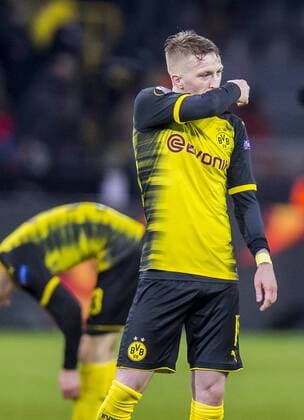 Fußball: UEFA Europa League, EL, Saison 2017 2018, Achtelfinale, Borussia Dortmund - RB Salzburg in Dortmund (Nordrhein-Westfalen). Dortmunds Marco Reus wischt sich nach dem Schlusspfiff enttäuscht den Mund ab. Copyright: xKirchner DavidxInderliedx