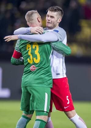 Fußball: UEFA Europa League, EL, Saison 2017 2018, Achtelfinale, Borussia Dortmund - RB Salzburg in Dortmund (Nordrhein-Westfalen). Salzburgs Duje Caleta-Car (r.) und Salzburgs Torhueter Alexander Walke jubeln nach dem Schlusspfiff. Copyright: xKirchner DavidxInderliedx