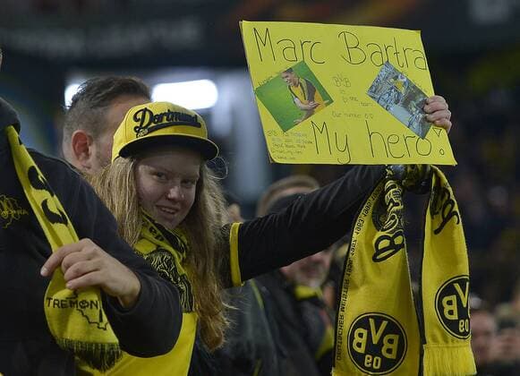 Dortmund, Germany 08.03.2018, UEFA Europa League - 2017 18 Season, Achtelfinale, Borussia Dortmund - Red Bull Salzburg, Fan mit Bartra Plakat ( DeFodi521