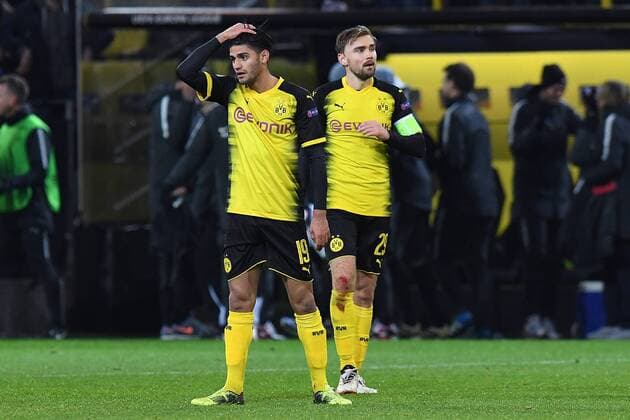 Fußball Europa League Achtelfinale Borussia Dortmund - FC Salzburg am 08.03.2018 im Signal Iduna Park in Dortmund Mahmoud Dahoud ( Dortmund ), links - Marcel Schmelzer ( Dortmund ), rechts - enttäuscht