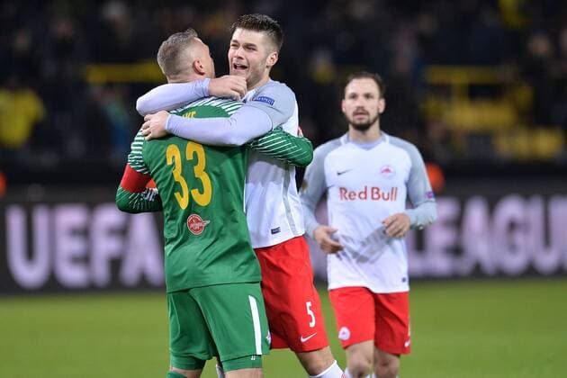 Fußball Europa League Achtelfinale Borussia Dortmund - FC Salzburg am 08.03.2018 im Signal Iduna Park in Dortmund Alexander Walke ( Salzburg ), links - Duje Caleta-Car ( Salzburg ), rechts