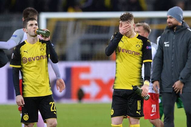 Fußball Europa League Achtelfinale Borussia Dortmund - FC Salzburg am 08.03.2018 im Signal Iduna Park in Dortmund Marco Reus ( Dortmund ), rechts ist enttäuscht - Christian Pulisic ( Dortmund ), links