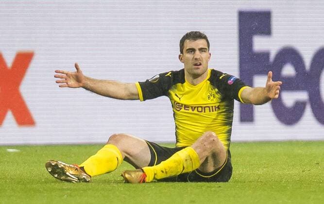 Fußball: UEFA Europa League, EL, Saison 2017 2018, Achtelfinale, Borussia Dortmund - RB Salzburg in Dortmund (Nordrhein-Westfalen). Dortmunds Sokratis beschwert sich bei Schiedsrichter Slavko Vincic. Copyright: xKirchner DavidxInderliedx