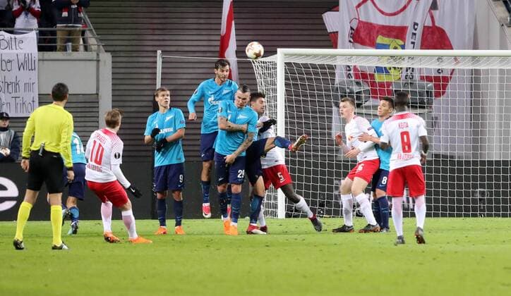 RB Leipzig - St.Petersburg Fussball Euro League Leipzig, 08.03.2018, Red Bull Arena, Fussball, UEFA EURO EM Europameisterschaft Fussball League, Achtelfinale, Hinspiel , RB Leipzig vs. Zenit St. Petersburg. , Im Bild; Freistoß von Emil Forsberg (10, RB Leipzig) an das Gebälk des Petersburger Tores. ,