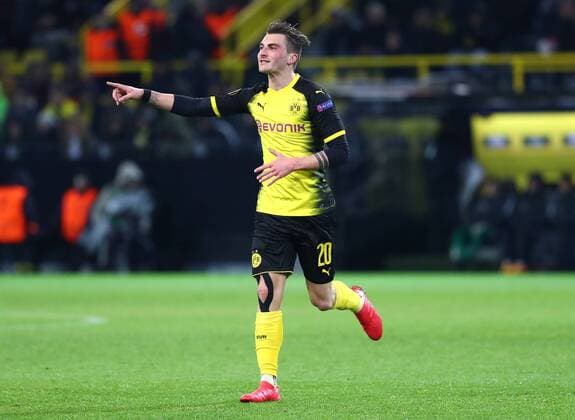 Donnerstag 08.03.2018, Saison 2017 2018, Euro League Achtelfinale Hinspiel im Dortmunder Signal Iduna Park, BVB 09 Borussia Dortmund - FC Salzburg, Maximilian Philipp (BVB) dirigiert und gibt Anweisungen an seine Mitspieler