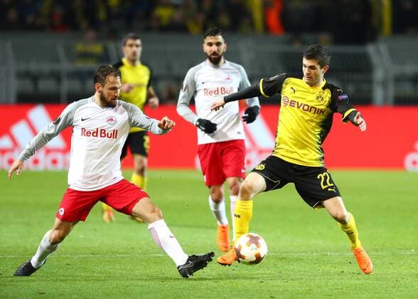 Donnerstag 08.03.2018, Saison 2017 2018, Euro League Achtelfinale Hinspiel im Dortmunder Signal Iduna Park, BVB 09 Borussia Dortmund - FC Salzburg, Andreas Ulmer (FCS) gegen Christian Pulisic (BVB), v.l.