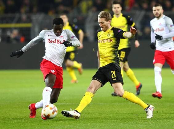 Donnerstag 08.03.2018, Saison 2017 2018, Euro League Achtelfinale Hinspiel im Dortmunder Signal Iduna Park, BVB 09 Borussia Dortmund - FC Salzburg, Diadie Samassekou (FCS) gegen Andre Schürrle (BVB), v.l.