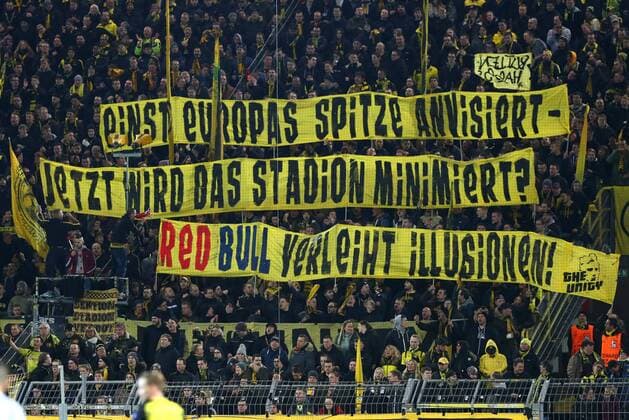 Donnerstag 08.03.2018, Saison 2017 2018, Euro League Achtelfinale Hinspiel im Dortmunder Signal Iduna Park, BVB 09 Borussia Dortmund - FC Salzburg, Protest der BVB-Ultras von The Unity gegen den Verein FC Salzburg per Spruchband: Einst Europas Spitze anvisert - Jetzt wird das Stadion minimiert, Red Bull verleiht Illusionen