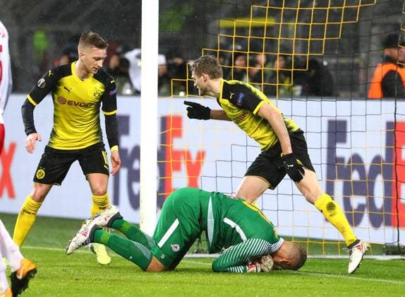 Donnerstag 08.03.2018, Saison 2017 2018, Euro League Achtelfinale Hinspiel im Dortmunder Signal Iduna Park, BVB 09 Borussia Dortmund - FC Salzburg, Marco Reus (BVB), Alexander Walke (Torwart, FCS), Andre Schürrle (BVB) beim Torjubel zum Anschlusstreffer, 1:2