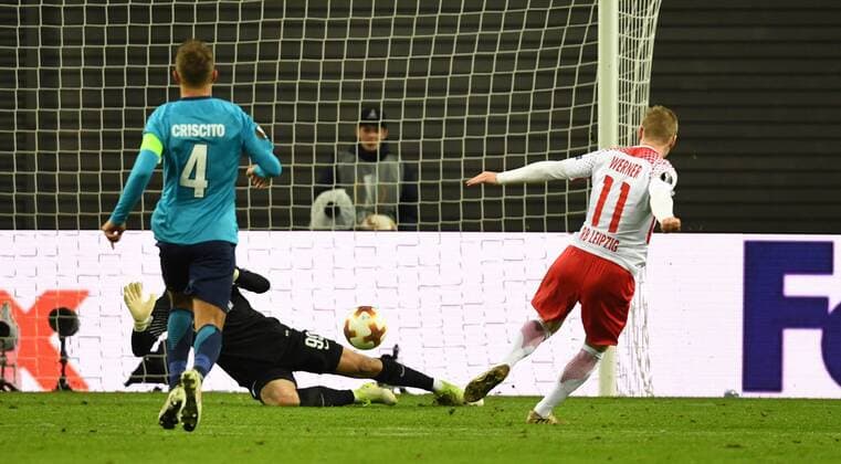 Fussball, Herren, Saison 2017 2018, Europa League (Achtelfinale, Hinspiel), RB Leipzig - Zenit St. Petersburg, v. l. Domenico Criscito ( 4, Zenit St. Petersburg), Torwart Andrei Lunev ( 99, Zenit St. Petersburg), Timo Werner (RB Leipzig) vergibt die Chance zum 2:0, 08.03. 2018, Copyright: xMatthiasxKochx