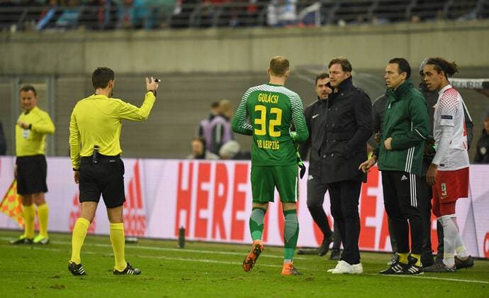 Fussball, Herren, Saison 2017 2018, Europa League (Achtelfinale, Hinspiel), RB Leipzig - Zenit St. Petersburg, nach dem Tor zum 2:0 musste Torwart Peter Gulacsi (RB Leipzig) an der Mittellinie an der Hand behandelt werden, rechts Trainer Ralph Hasenhüttl (RB Leipzig), 08.03. 2018, Copyright: xMatthiasxKochx