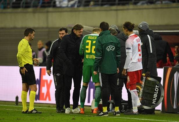 Fussball, Herren, Saison 2017 2018, Europa League (Achtelfinale, Hinspiel), RB Leipzig - Zenit St. Petersburg, nach dem Tor zum 2:0 musste Torwart Peter Gulacsi (RB Leipzig) an der Mittellinie an der Hand behandelt werden, links Trainer Ralph Hasenhüttl (RB Leipzig), 08.03. 2018, Copyright: xMatthiasxKochx