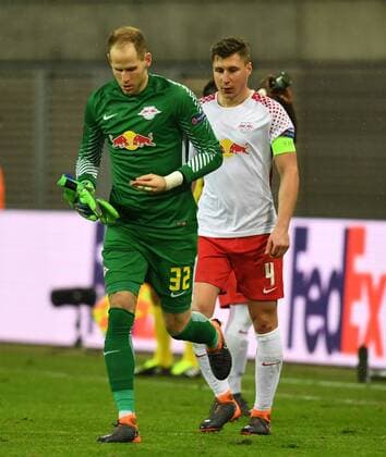 Fussball, Herren, Saison 2017 2018, Europa League (Achtelfinale, Hinspiel), RB Leipzig - Zenit St. Petersburg, nach dem Tor zum 2:0 musste Torwart Peter Gulacsi (RB Leipzig) an der Mittellinie an der Hand behandelt werden, Willi Orban (RB Leipzig), 08.03. 2018, Copyright: xMatthiasxKochx