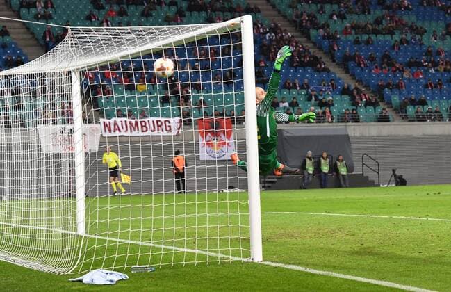 Fussball, Herren, Saison 2017 2018, Europa League (Achtelfinale, Hinspiel), RB Leipzig - Zenit St. Petersburg, Domenico Criscito ( 4, nicht im Bild, Zenit St. Petersburg) erzielt das Tor zum 2:1 gegen Torwart Peter Gulacsi (RB Leipzig), 08.03. 2018, Copyright: xMatthiasxKochx