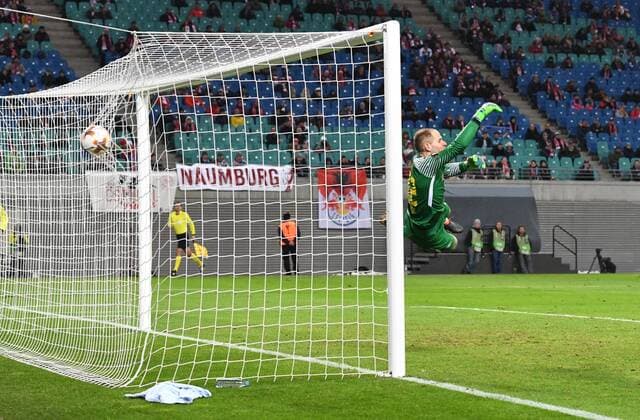 Fussball, Herren, Saison 2017 2018, Europa League (Achtelfinale, Hinspiel), RB Leipzig - Zenit St. Petersburg, Domenico Criscito ( 4, nicht im Bild, Zenit St. Petersburg) erzielt das Tor zum 2:1 gegen Torwart Peter Gulacsi (RB Leipzig), 08.03. 2018, Copyright: xMatthiasxKochx