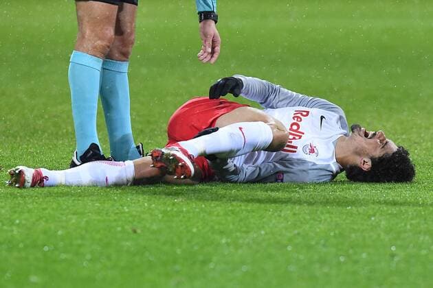 Fußball Europa League Achtelfinale Borussia Dortmund - FC Salzburg am 08.03.2018 im Signal Iduna Park in Dortmund Andre Ramalho ( Salzburg ) verletzt am Boden