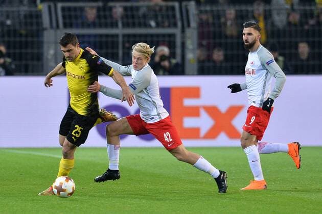Fußball Europa League Achtelfinale Borussia Dortmund - FC Salzburg am 08.03.2018 im Signal Iduna Park in Dortmund Sokratis Papastathopoulos ( Dortmund ), links - Xaver Schlager ( Salzburg ), rechts