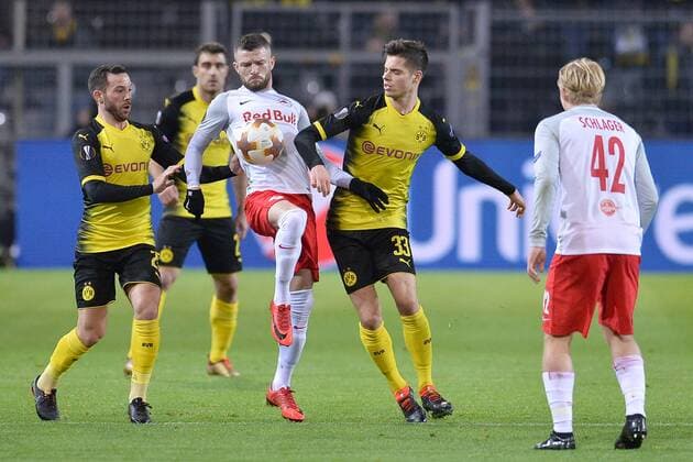 Fußball Europa League Achtelfinale Borussia Dortmund - FC Salzburg am 08.03.2018 im Signal Iduna Park in Dortmund Gonzalo Castro ( Dortmund ), links - Valon Berisha ( Salzburg ), mitte - Julian Weigl ( Dortmund ), rechts