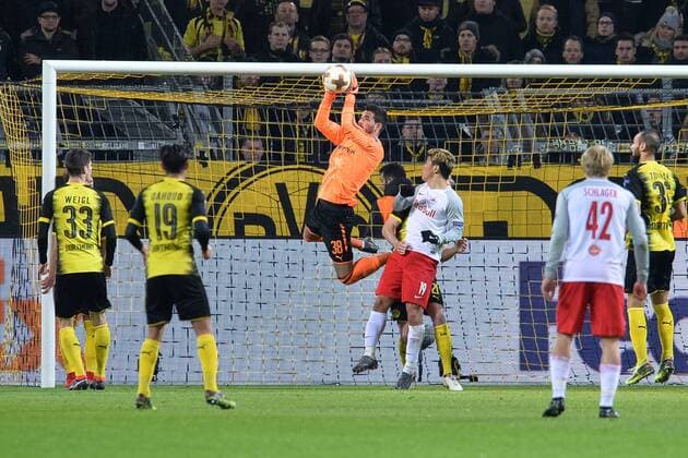 Fußball Europa League Achtelfinale Borussia Dortmund - FC Salzburg am 08.03.2018 im Signal Iduna Park in Dortmund Roman Bürki ( Dortmund ), mitte kann den Ball fangen