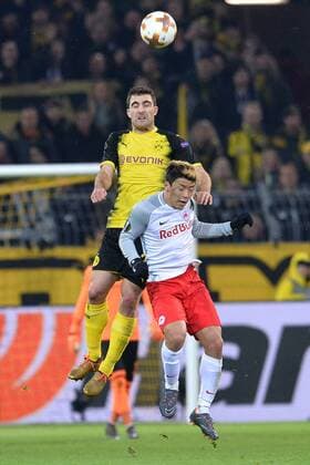 Fußball Europa League Achtelfinale Borussia Dortmund - FC Salzburg am 08.03.2018 im Signal Iduna Park in Dortmund Hee-Chan Hwang ( Salzburg ), vorne - Sokratis Papastathopoulos ( Dortmund ), hinten