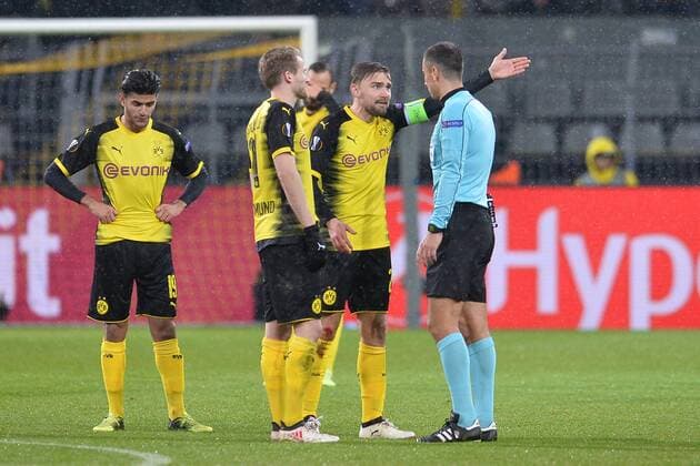 Fußball Europa League Achtelfinale Borussia Dortmund - FC Salzburg am 08.03.2018 im Signal Iduna Park in Dortmund Marcel Schmelzer ( Dortmund ), mitte diskutiert mit Schiedsrichter Slavko Vincic ( SVN ), rechts