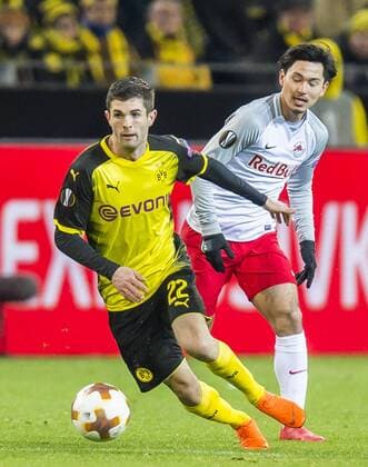 Fußball: UEFA Europa League, EL, Saison 2017 2018, Achtelfinale, Borussia Dortmund - RB Salzburg in Dortmund (Nordrhein-Westfalen). Dortmunds Christian Pulisic (l.) und Salzburgs Takumi Minamino kämpfen um den Ball. Copyright: xKirchner DavidxInderliedx